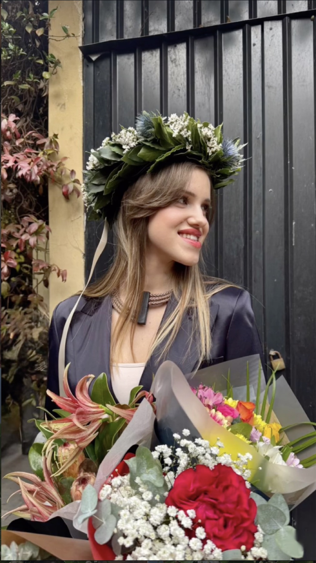 Corona floreale personalizzata con nastri e fiori